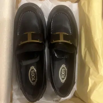 TOD'S 블랙 로퍼 골드 금장 장식