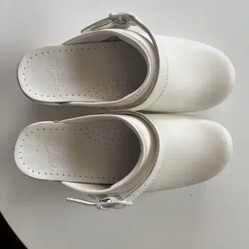 dansko 화이트 클로그 샌들
