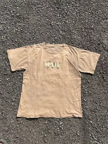 WAR 프린트 베이지 티셔츠