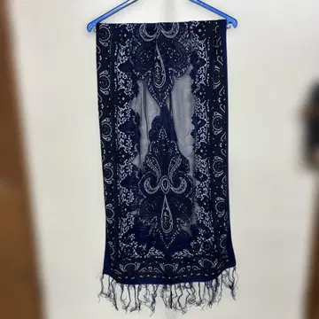 네이비 반다나 패턴 스톨