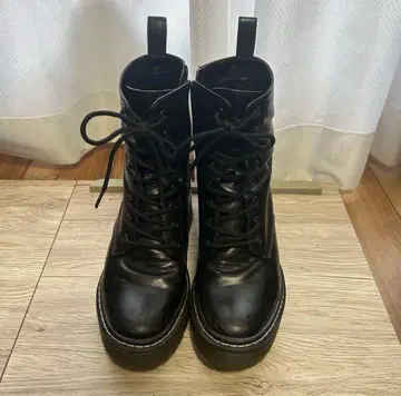 GYDA 통굽 레이스업 가죽 부츠 인힐