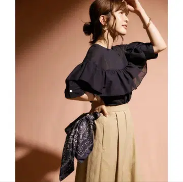 새상품 23구 프릴 디자인 반팔 상의 블랙