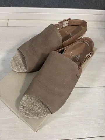 잉그 브라운 스웨이드 오픈토 샌들 22.5cm