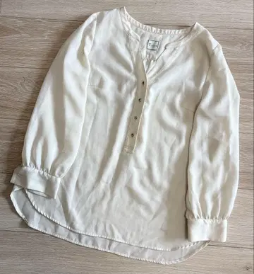 티아라 아이보리 V넥 버튼 긴팔 셔츠