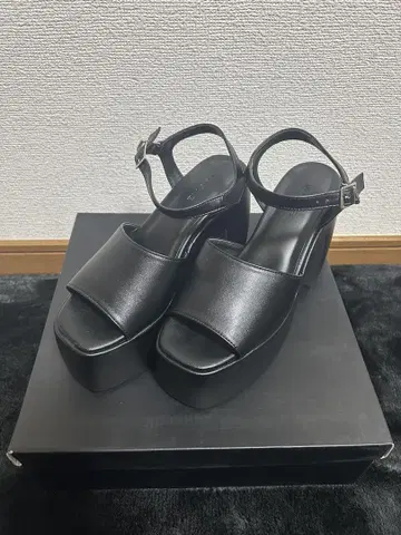 EMODA 블랙 통굽 샌들