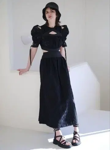 SNIDEL 스나이델 스위칭 데콜테 오픈 원피스 블랙