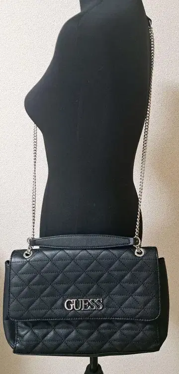 GUESS 블랙 퀼팅 숄더백