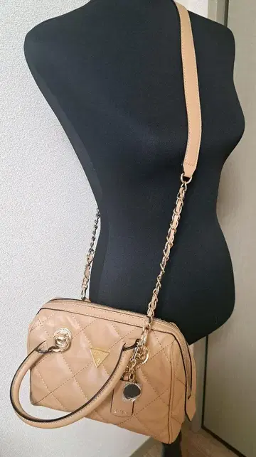 GUESS 베이지 숄더백