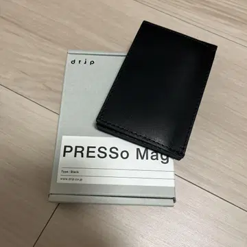 스마트폰 스탠드가 되는 마그넷 지갑 'PRESSo Mag'