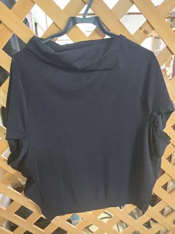 Gabardine K.T 블랙 반팔 상의