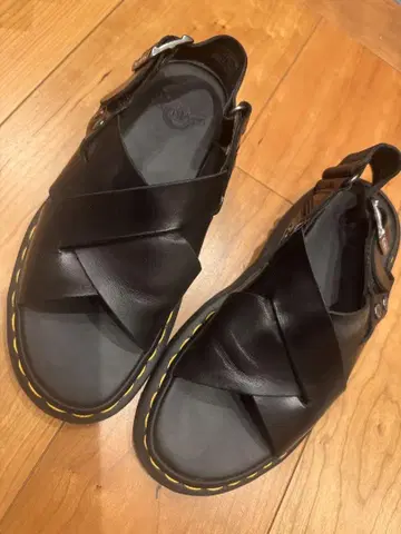 Dr.Martens 샌들