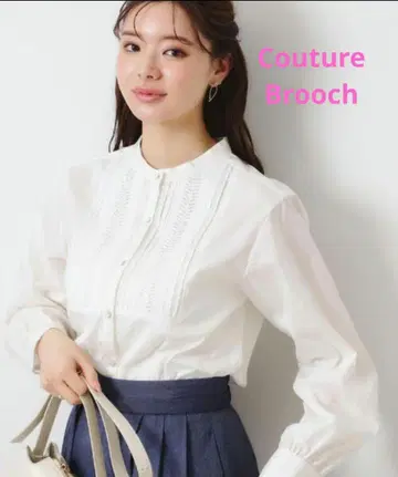 화이트 프릴이 달린 블라우스 셔츠 쿠튀르 브로치