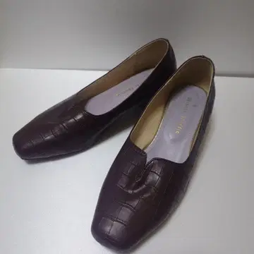 다크 브라운 크로커다일 패턴 펌프스