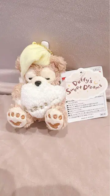 더피 스위트 드림즈 봉제 인형 배지