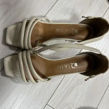 DIANA 베이지 스트랩 샌들