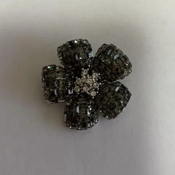 FOXEY 플라워 브로치 BROOCH "FLEUR" 그레이