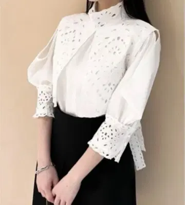 새상품급 스나이델 펀칭 레이스 블라우스