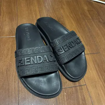 FIENDA CE 로고 블랙 샌들