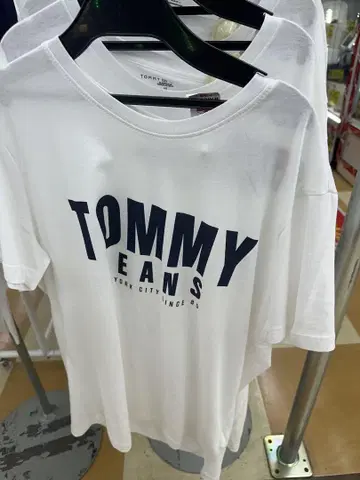 TOMMY JEANS 화이트 로고 티셔츠