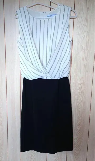 FENNEL 스트라이프 슬리브리스 원피스