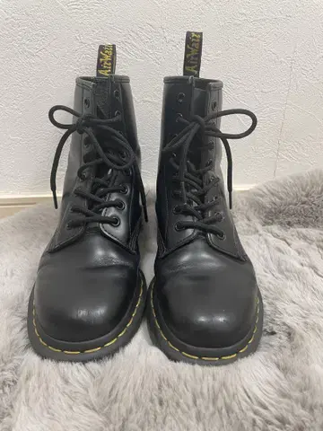 Dr. Martens 8홀 부츠