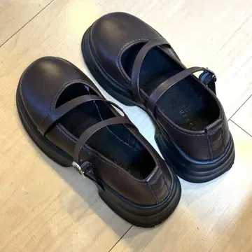 한국 홍대 현지 구매] 다크 브라운 스트랩 신발
