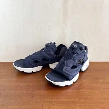 컨디션 최상 리복 펌프 퓨리 샌들 26.0cm 네이비