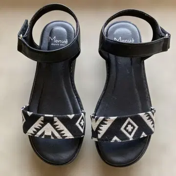 여성용 샌들 통굽 4.5cm 백 스트랩 포함 오르티가 패턴 블랙
