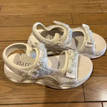 staccato 화이트 펄 장식 스포츠 샌들