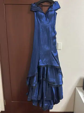 파란색 오프숄더 드레스 플레어 스커트