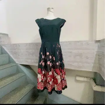 로라 애슐리 슬리브리스 블랙 레드 플라워 패턴 플레어 원피스 실크 혼방