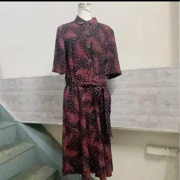블랙과 레드 도트 무늬 반팔 셔츠 원피스