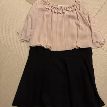 Rose Tiara 반팔 무릎 기장 원피스