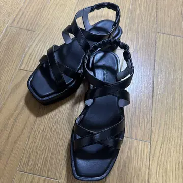 유나이티드 애로우즈 블랙 크로스 스트랩 컴포트 샌들