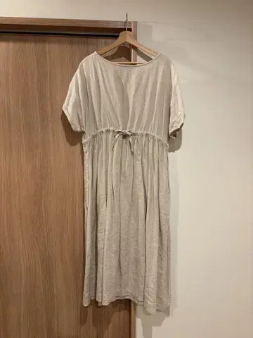 네스트로브 베이지 반팔 롱 원피스 허리 리본 포함