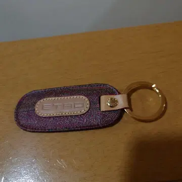 ETRO 엠보싱 가공 브라운 가죽 키링