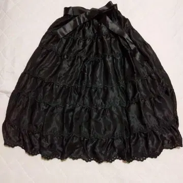 프릴이 달린 블랙 스커트