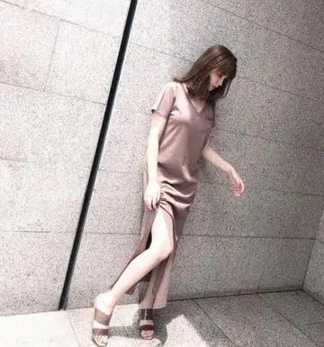 그녀의 입술이 편안한 티셔츠 스타일의 긴 드레스에 닿았다.