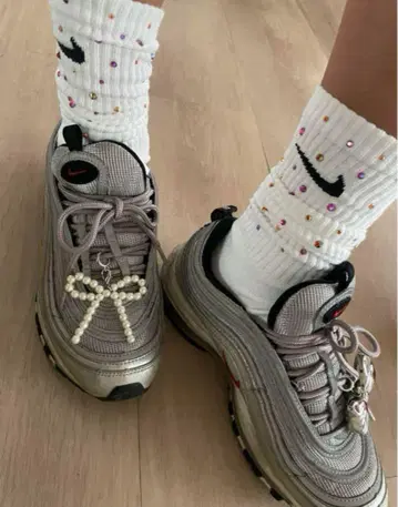 Nike 비쥬가 달린 그레이 양말 NIKE 큐빅 커스텀 양말