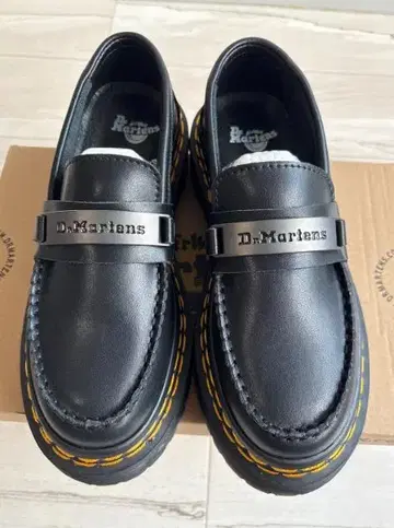 Dr. Martens 블랙 로퍼 통굽