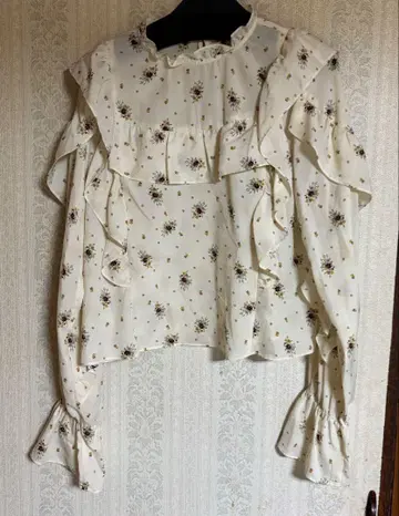 프릴 꽃무늬 아이보리 긴팔 블라우스
