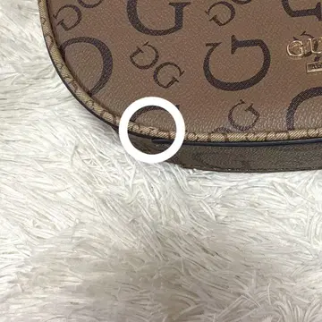 GUESS 초승달 모양 백 브라운 체인