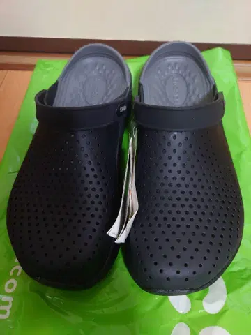 Crocs 블랙 크로그 샌들