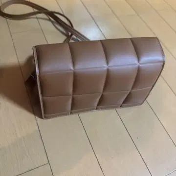 브라운 퀼팅 숄더백