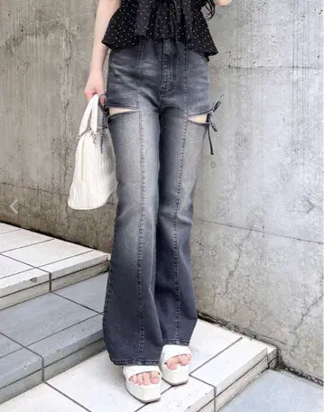 INGNI 사이드 리본 컷 아웃 플레어 데님 팬츠