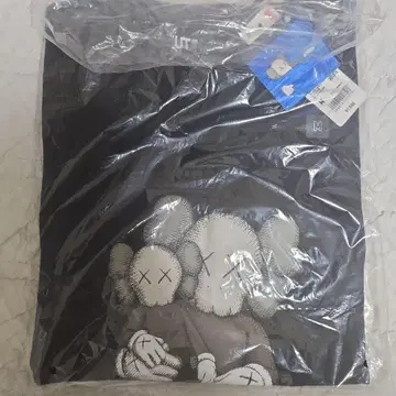 미사용 새상품 UT KAWS 티셔츠 M 블랙