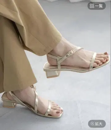 골드 스트랩 샌들 로우 힐