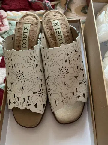 새상품! 키스코 샌들 23.5cm