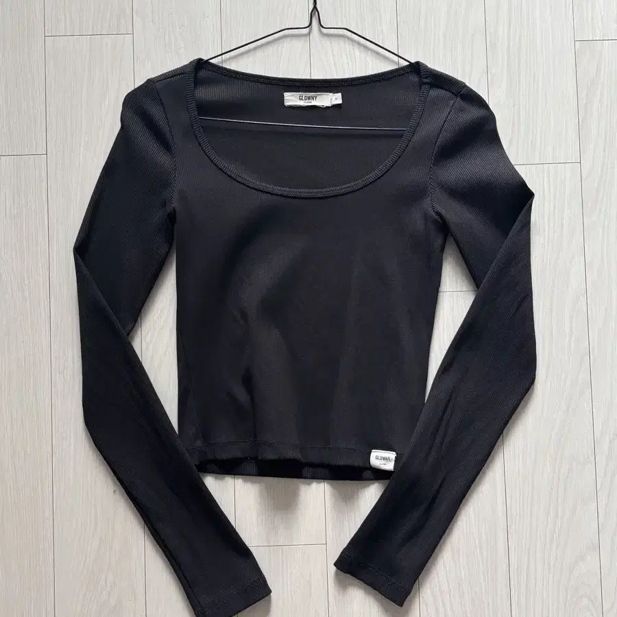 ★2023FW新作★glowny★G CLASSIC RIB SCOOP LONG SLEEVE GLOWNY | 글로니 Glowny G classic rip scoop sleeve on Bunjang