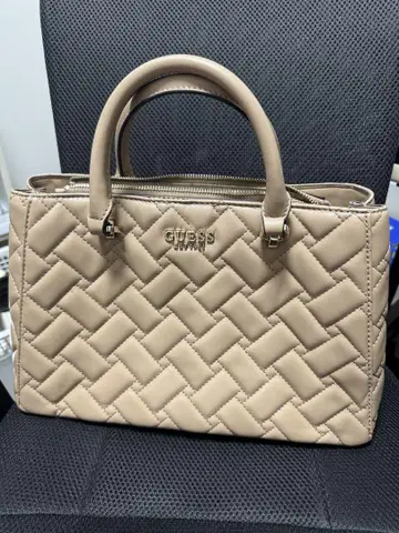 GUESS 베이지 퀼팅 핸드백